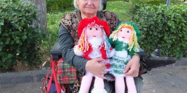 Balıkesir’de bedensel engelli Müfide hanım evinde üretiyor, parkta satıyor