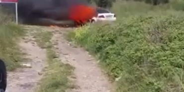 Büyükçekmece’de park halindeki araba alev alev yandı