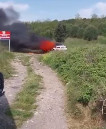 Büyükçekmece’de park halindeki araba alev alev yandı