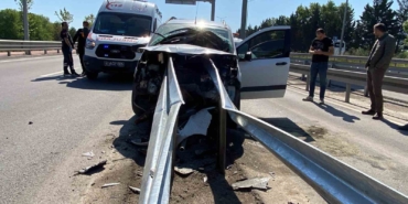Hafif ticari araç bariyere saplandı