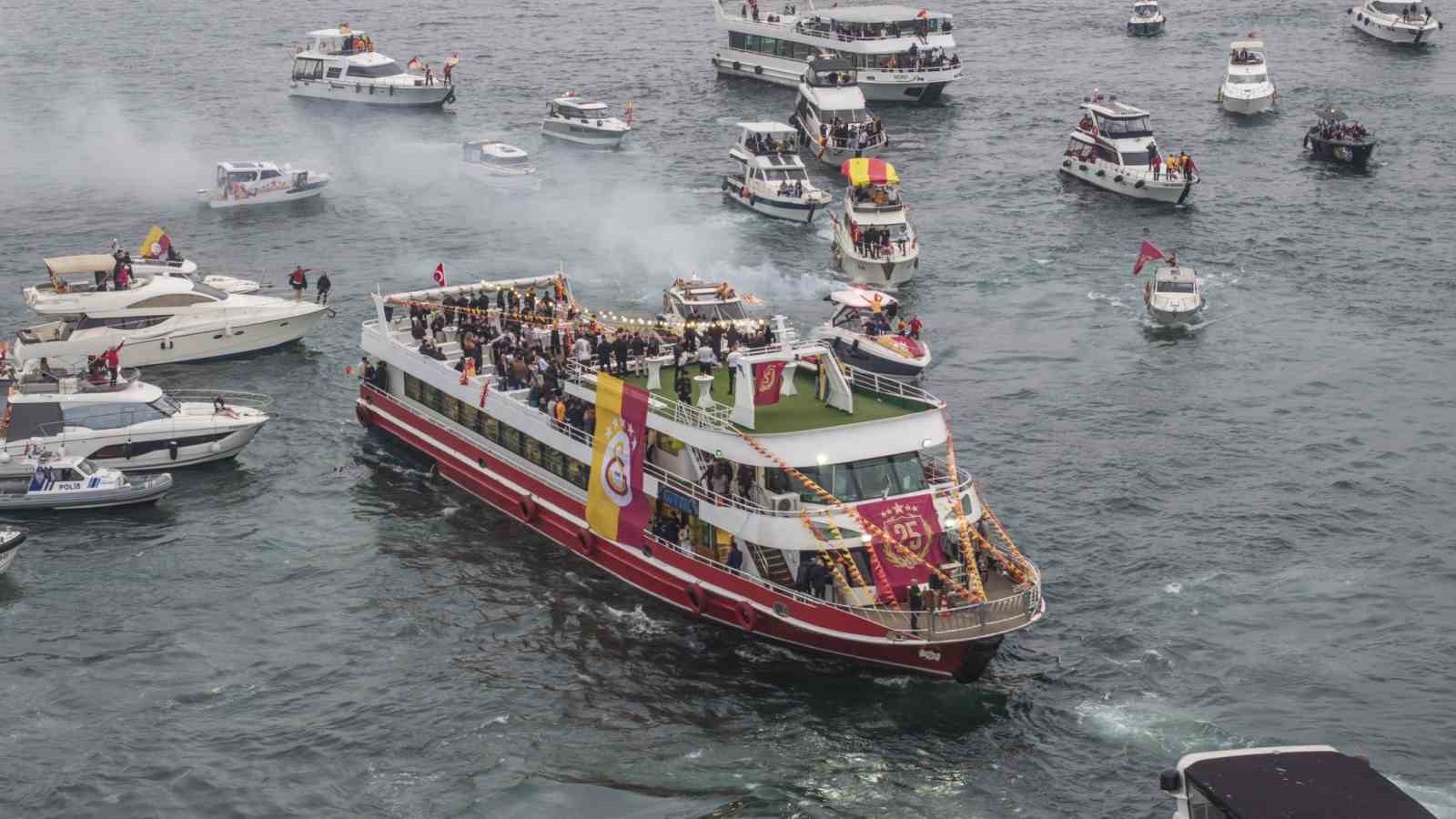 Galatasaray’da kutlamalar üstü açık otobüs turuyla başladı