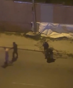 Avcılar’da dehşet anları kamerada: Kadını tekme tokat darbettiler