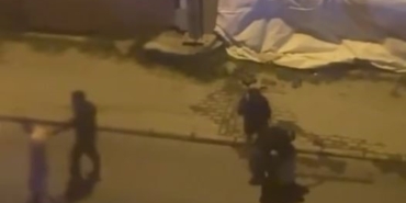 Avcılar’da dehşet anları kamerada: Kadını tekme tokat darbettiler