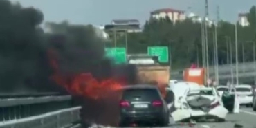 Kuzey Marmara Otoyolu’nda zincirleme kaza sonrası 2 araç yandı