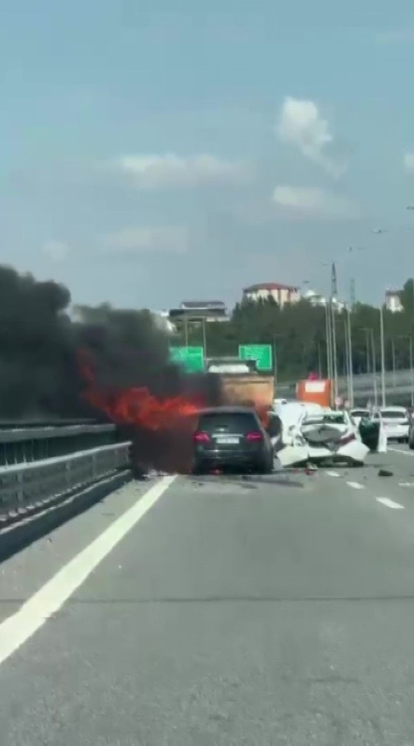 Kuzey Marmara Otoyolu’nda zincirleme kaza sonrası 2 araç yandı