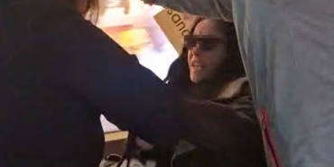 İstanbul’da tramvayda yolcuların koltuk kavgası kamerada