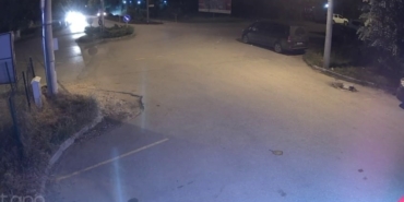 Kavşakta drift yapan otomobil ağaca çarptı: 3 yaralı