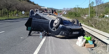 Pazaryeri’nde çarpışan otomobillerden biri takla attı: 1 yaralı