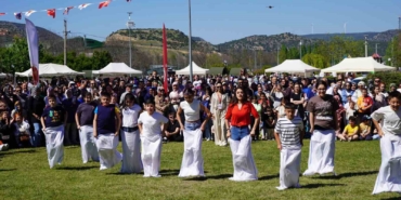 Çocuklar çuvalla koşma, yumurta taşıma ve halat çekme yarışmalarında kıyasıya yarıştı