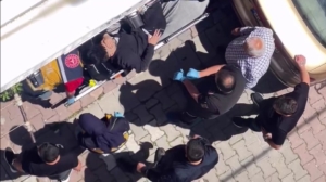 Küçükçekmece’de 19 yaşındaki genç sokak ortasında vuruldu