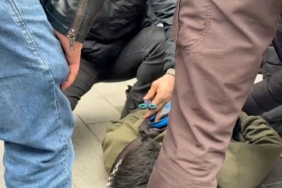 İzinsiz yürümek isteyen gruba polis müdahalesi, göstericinin çantasından makas çıktı: "Burun kıllarımı alıyorum"