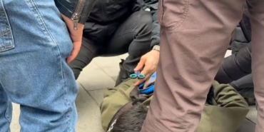 İzinsiz yürümek isteyen gruba polis müdahalesi, göstericinin çantasından makas çıktı: "Burun kıllarımı alıyorum"