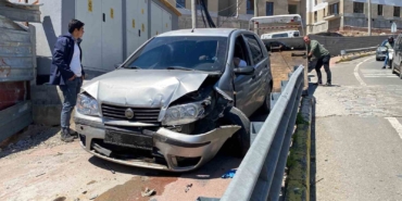 Freni boşalan otomobil trafik ışıklarında bekleyen araca çarptı: 5 yaralı