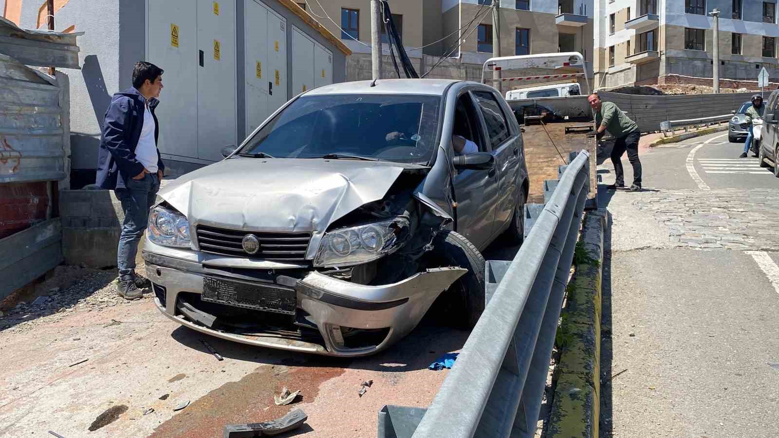 Freni boşalan otomobil trafik ışıklarında bekleyen araca çarptı: 5 yaralı