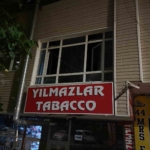 İş yerinde unutulup kapı üstüne kilitlenince çareyi camda aradı, düşerek ağır yaralandı