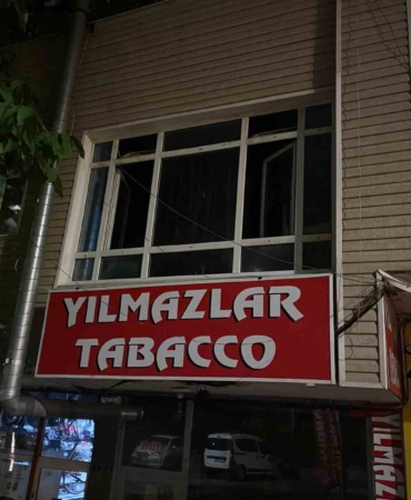 İş yerinde unutulup kapı üstüne kilitlenince çareyi camda aradı, düşerek ağır yaralandı