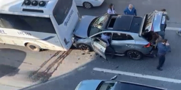 Avcılar’da kontrolden çıkan araç otobüse çarptı