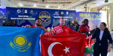 Kazakistan’da madalya yağmuru