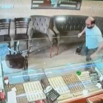 Sultanbeyli’de kuyumcuda silahlı soygun girişimi: Sandalye fırlatarak soyguncuyu kaçırdılar