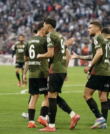 Trendyol Süper Lig: Beşiktaş: 2 - Adana Demirspor: 1 (İlk yarı)