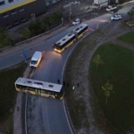 Avcılar’da freni patlayan İETT otobüsü bir başka otobüse çarptı, yol trafiğe kapandı