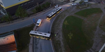 Avcılar’da freni patlayan İETT otobüsü bir başka otobüse çarptı, yol trafiğe kapandı