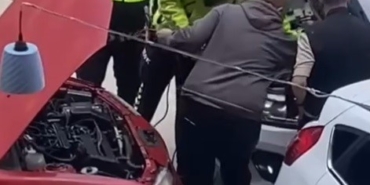 Yolda kalan otomobilin imdadına trafik polisleri yetişti