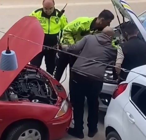 Yolda kalan otomobilin imdadına trafik polisleri yetişti