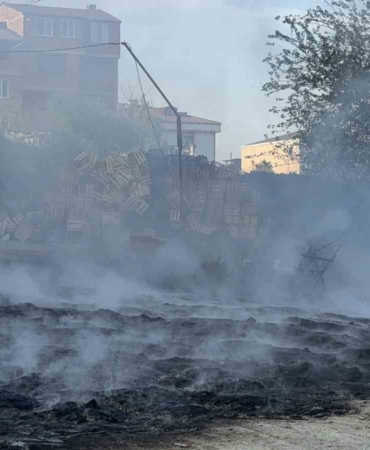 Arnavutköy’de fabrika bahçesinde korkutan yangın