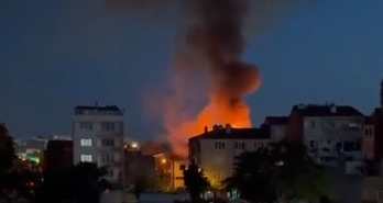 Alevler geceyi aydınlattı... Yangında 1 kişi hayatını kaybetti