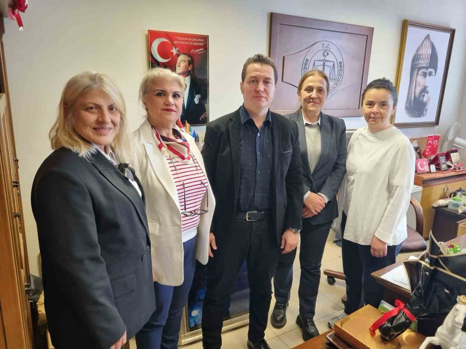 Kadın derneği yöneticileri ‘Yenidoğan çetesi’ davasının savcısını ziyaret etti