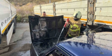 Erdek’te park halindeki otomobilde yangın paniği