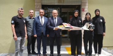 Türkiye ikincisi olan öğrencilerden Edremit Ticaret Odası’na ziyaret
