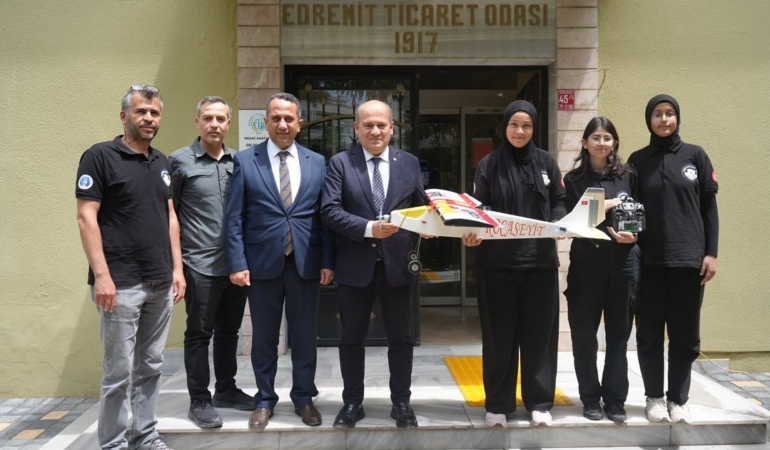 Türkiye ikincisi olan öğrencilerden Edremit Ticaret Odası’na ziyaret