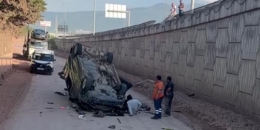 Hafif ticari araç 5 metre yükseklikten uçarak ters döndü: 2 yaralı