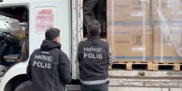 Narkotik köpeği tepki verdi, klimaların arasından binlerce uyuşturucu çıktı