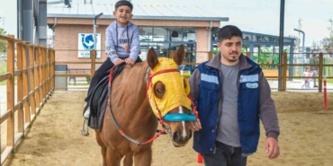 Esenyurt Belediyesi’nden çocuklara at çiftliği gezisi