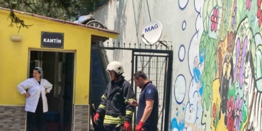 Otomobil okul bahçesine uçtu, öğrencilerin derste olması faciayı önledi: 1 yaralı