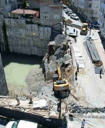 Gaziosmanpaşa’da inşaat çalışmaları esnasında yol çöktü