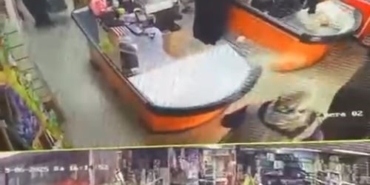 Başakşehir’de müşteri kılığında markete girdi, 4 koli kahve çaldı: O anlar kamerada