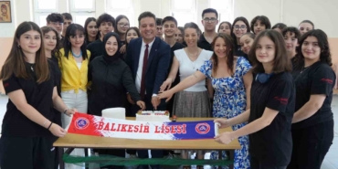 Milyonluk izlenmeye pastalı kutlama
