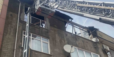 Ataşehir’de bir binanın çatı katı yanarak alevlere teslim oldu