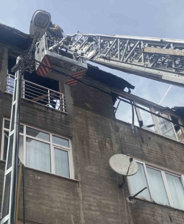 Ataşehir’de bir binanın çatı katı yanarak alevlere teslim oldu