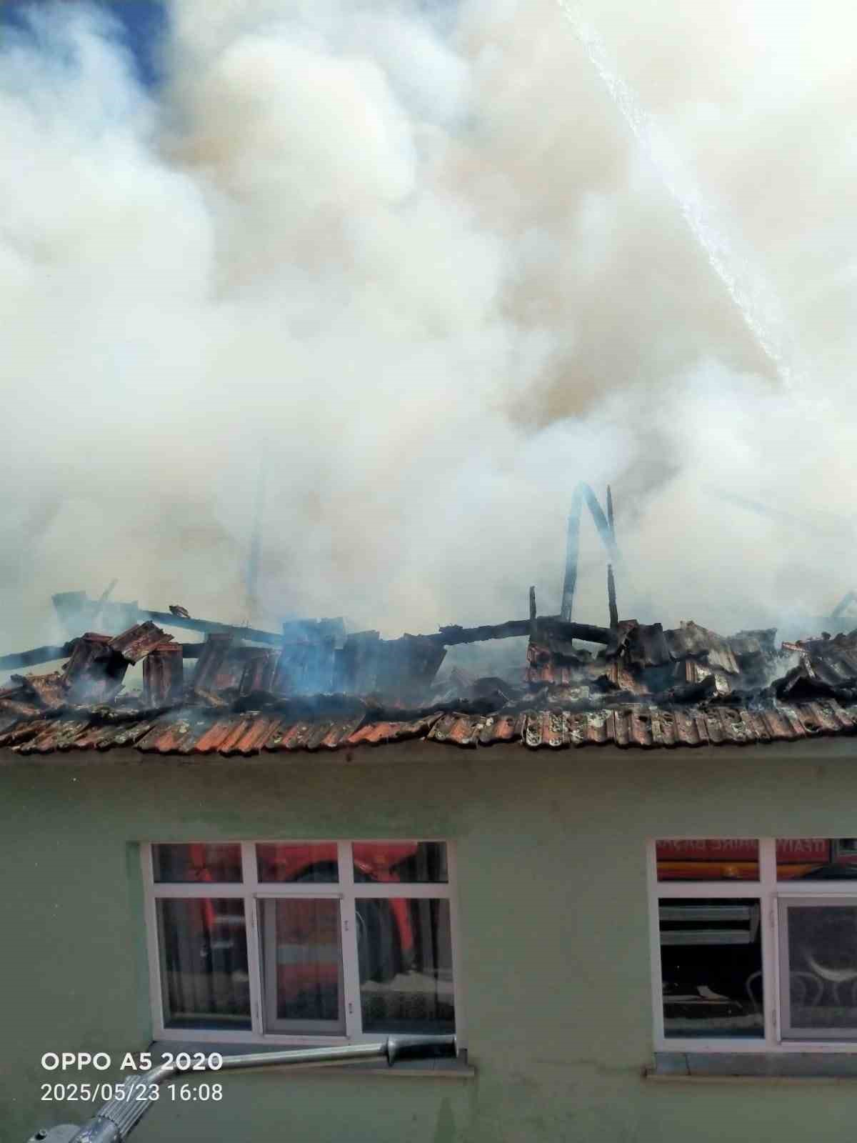 Balıkesir’de evin çatısı alevlere teslim oldu