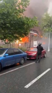 Esenyurt’ta kafede yangın çıktı, alevler binaya ve markete sıçradı