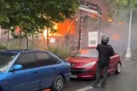 Esenyurt’ta kafede yangın çıktı, alevler binaya ve markete sıçradı