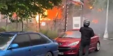 Esenyurt’ta kafede yangın çıktı, alevler binaya ve markete sıçradı