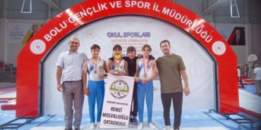 Edremit Remzi Molvalıoğlu Ortaokulu Şampiyon Olarak Döndü