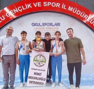 Edremit Remzi Molvalıoğlu Ortaokulu Şampiyon Olarak Döndü