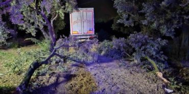 Tır otomobili biçti: 1 ölü, 1 yaralı